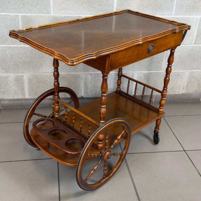 A classy and undeniably useful furnishing accessory, perfect for aperitif time or for displaying your selection of spirits...