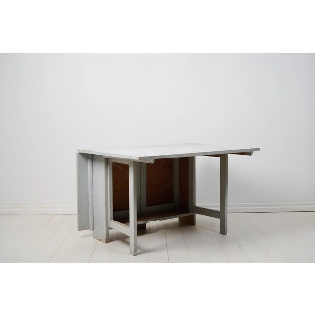 Antique drop-leaf table in Gustavian style, dating from around 1820 to 1840. This table is an authentic piece of country...