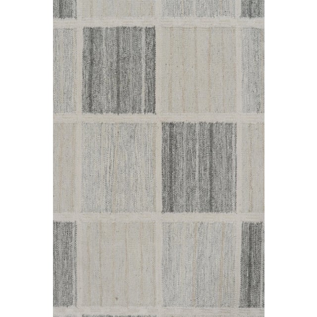 Mid-Century Modern Rug & Kilim’s Scandinavian Style Trapezoid Kilim in Gray With Geometric Pattern For Sale - Image 3 of 7