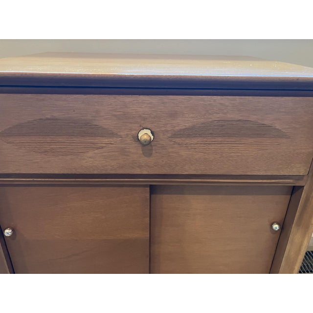 Wood Vintage Heywood‑Wakefield Mahogany Side Table Cabinet – Mid‑Century Storage With Drawer & Sliding Doors For Sale - Image 7 of 11