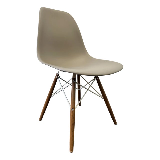 Herman Miller Eames Molded Plastic Side Chair With Dovel-Legs Cocoa/Walnut For Sale