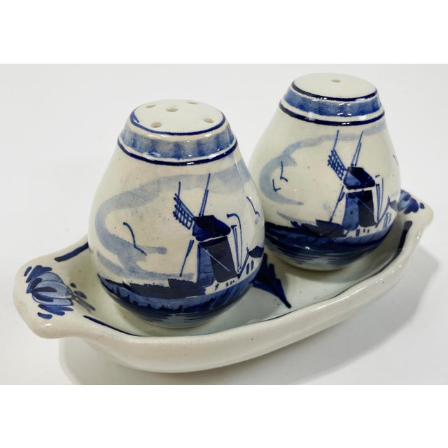 Traditional Vintage Traditional Hand-Painted Delft Ceramic Salt and Pepper Shakers in Tray - 3pcs For Sale - Image 3 of 10