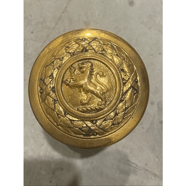 Good condition Elevate your entryway with this stunning antique brass door knob featuring a classic "Lion Rampant"...