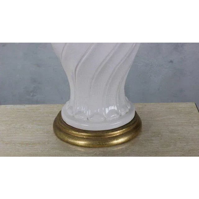 1950s Spanish Mid-Century White Crackle Glazed Ceramic Table Lamp, 1950s For Sale - Image 5 of 10
