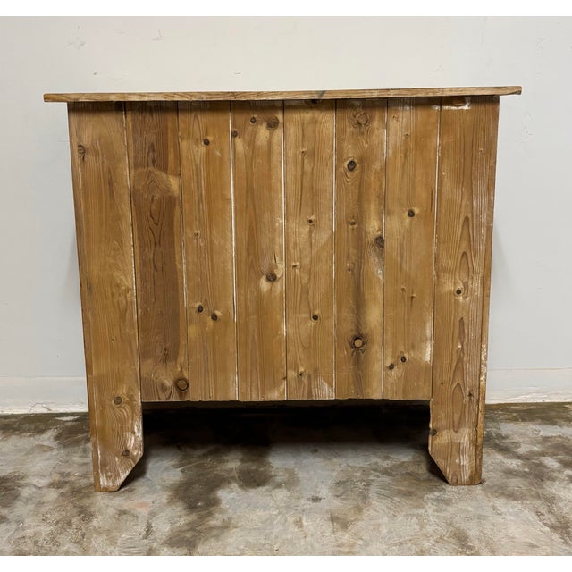 This charming 19th-century English pine chest of drawers embodies the warmth and character of well-aged wood. The...