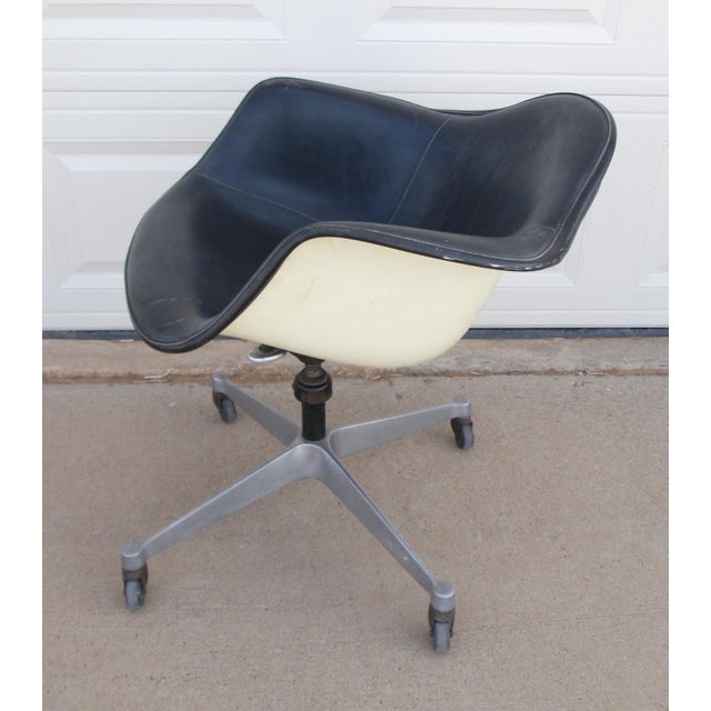 Mid 20th Century Eames Herman Miller Dat 1 Fiberglas Shell Swivel Tilt Desk Chair For Sale - Image 6 of 11