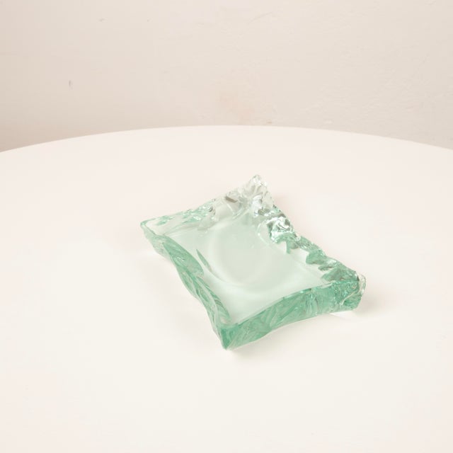 Made in Italy in the 1950s by the renowned Fontana Arte manufacturer, this extraordinary solid crystal ashtray represents...