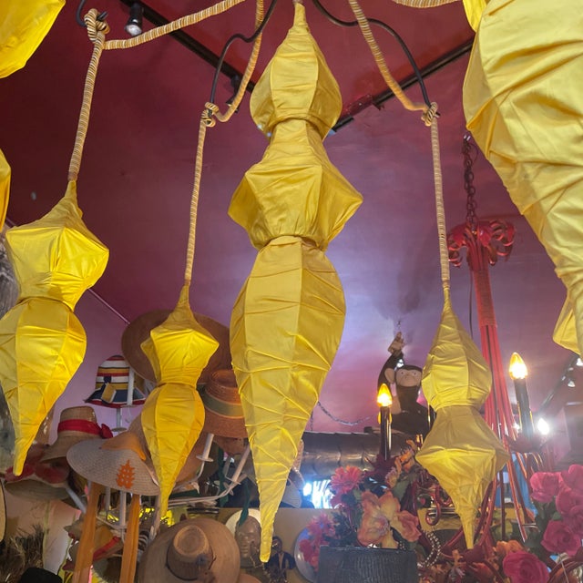 Hanging pods chandelier in very good condition pods height can be change they are from the 80s please see photos for...