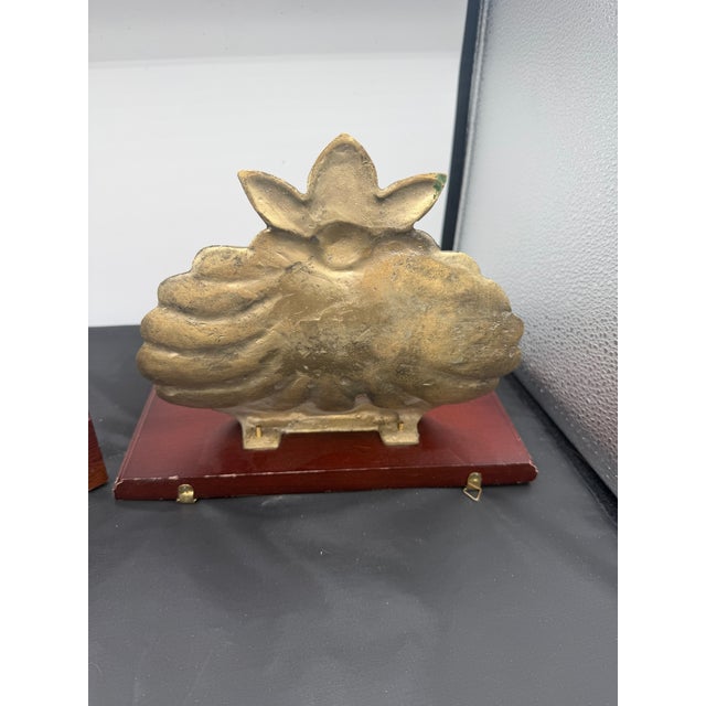 English 1980s Pair of Brass and Mahogany Shell Wall Brackets For Sale - Image 3 of 10