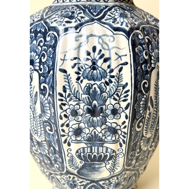 Blue and White Lidded Faience Urns by Tichelaar Makkum, 1930s, Set of 2 For Sale - Image 4 of 14