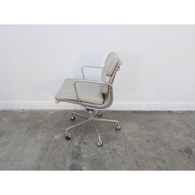 1960s Attributed to Herman Miller Soft Pad Management Chair in Cream Leather For Sale - Image 11 of 18