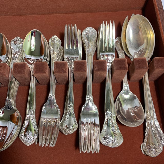 Hollywood Regency Vintage Grand Master by Godinger Silver-Plated Flatware Set – Service for 12 With Wooden Chest - 65 Pieces For Sale - Image 3 of 6