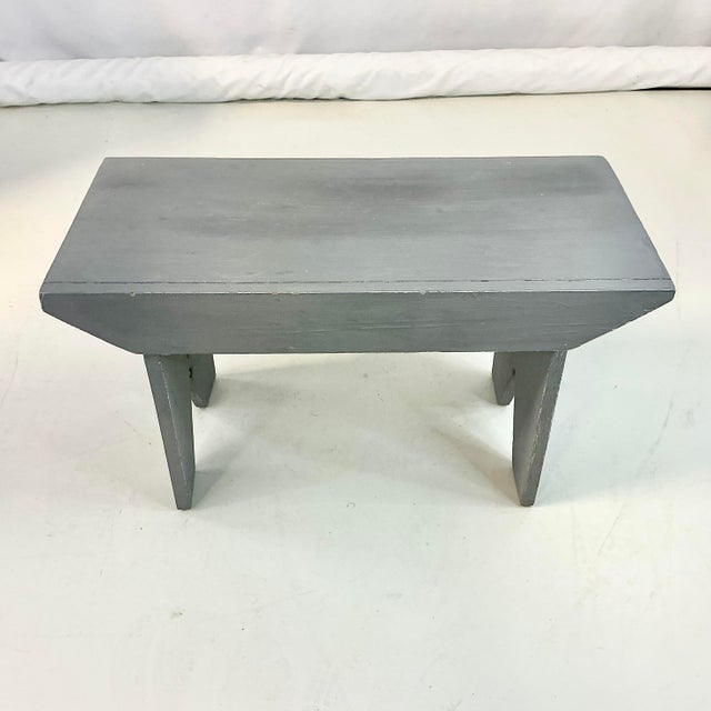 1950s Vintage Folk Art Americana Arts & Crafts Pine Bench. For Sale - Image 11 of 14