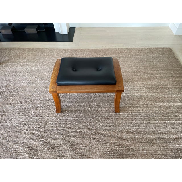 Thomas Moser Lolling Chair & Ottoman in Cherry and Black Leather For Sale In San Francisco - Image 6 of 8