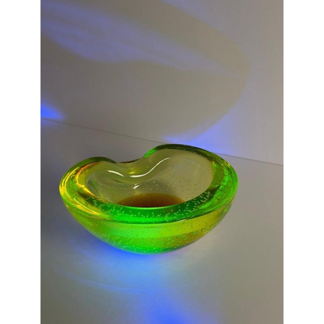 Murano Uranium Glass Sommerso Bowl by Galliano Ferro, Italy, 1950s For Sale - Image 3 of 10