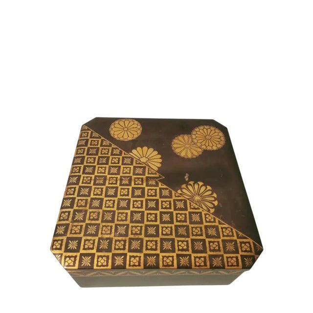 Brown Japanese Lacquered Wooden Box in Gold, 1890s For Sale - Image 8 of 10