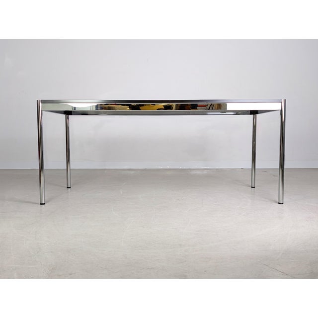 We are offering a beautiful and very well-preserved USM Haller desk with a white tabletop for sale. Condition: Good used...