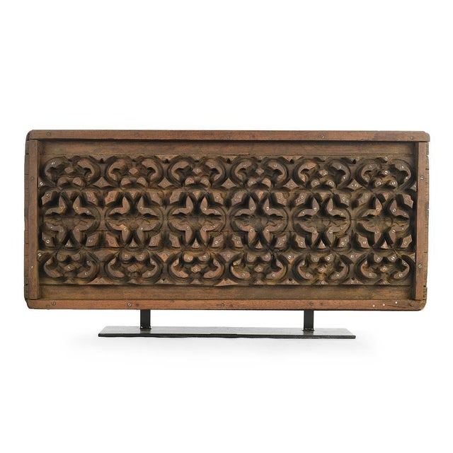 Plaque d'impression murale en bois. This piece is designed in the style of the selected designer and/or manufacturer