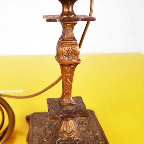 This refined vintage brass lampshade is a piece of furniture that combines functionality and aesthetics. With a classic...