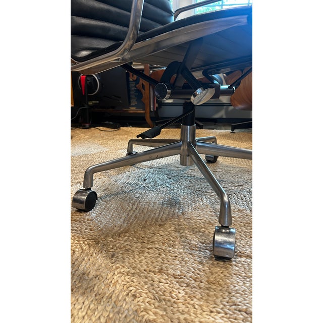 Eames Mid-Century Modern Eames Aluminum Group Management Chair by Herman Miller For Sale - Image 4 of 5