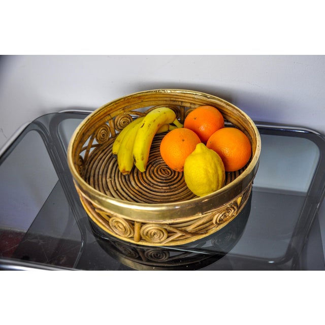 Very beautiful rattan and brass centerpiece made in Italy in the 1970s. Round shape, mid-century modern style. Magnificent...