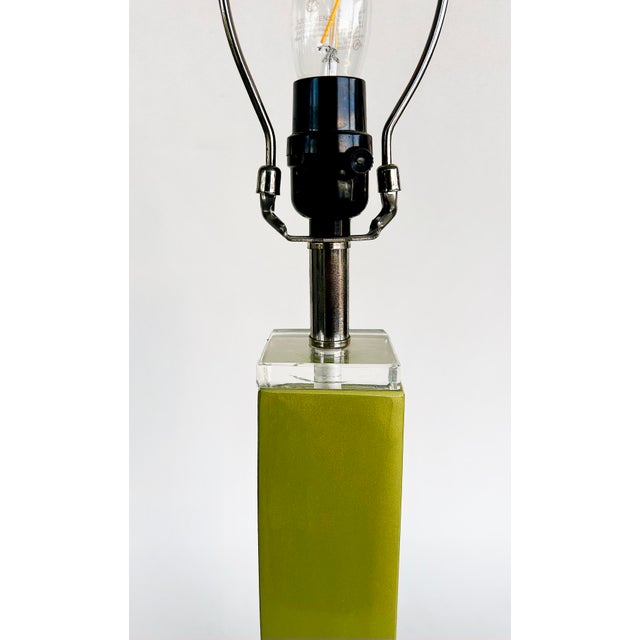 Late 20th Century Mid-Century Modern Lucite Table Lamps With Shades and Lucite Finials, a Pair For Sale In Miami - Image 6 of 6