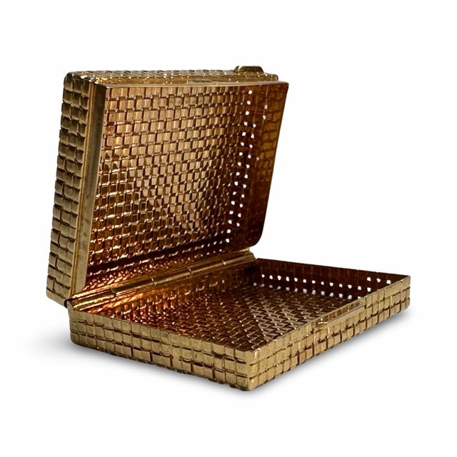 Vintage Italian 18k Gold Pill Box by UnoAErre – Woven Basket Strands For Sale - Image 4 of 12