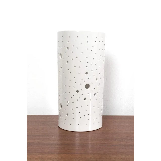 Beautiful Sgrafo modern decorative table lamp. In good vintage condition. Measurements H. 22 cm; Ø 11,5 cm. Up to 250V...