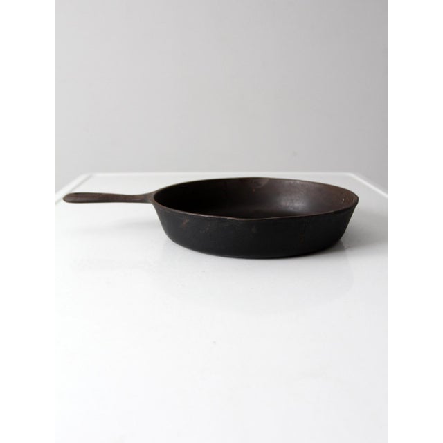 This vintage Wagner No. 8 cast iron skillet, marked “10½ Inch Skillet – Made in U.S.A.,” exemplifies mid-century American...