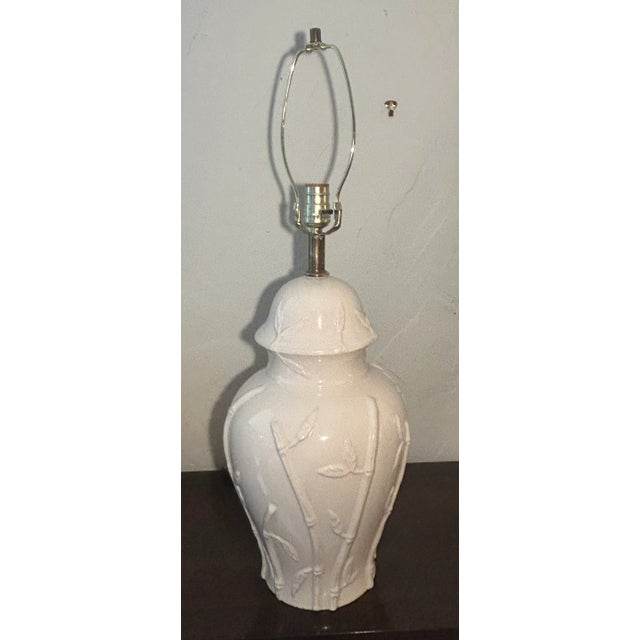 Chinoiserie 1970s Hollywood Regency Faux Bamboo Blanc De.Chine Ginger Jar Table Lamp With Custom Shade For Sale - Image 3 of 10