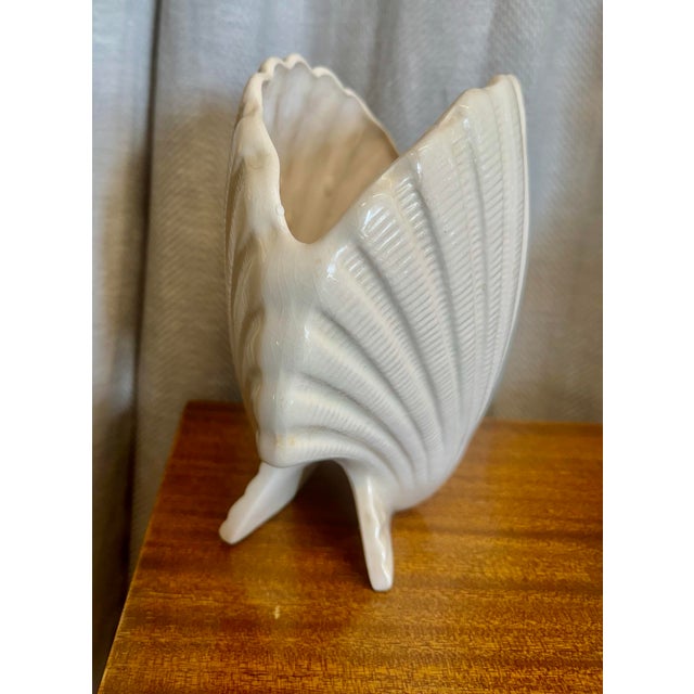 Vintage 1070s off white ceramic shell shaped vase.