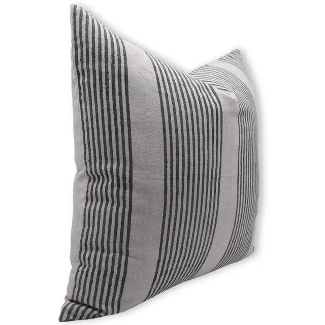 Bring coastal charm and artisanal elegance to your living space with our "Saat Samunder" block print handmade cushion...