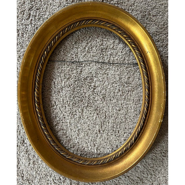 Traditional Antique Pair of Italian Matching Gilded Wood Oval Picture Frames for 11 X 14” For Sale - Image 3 of 7
