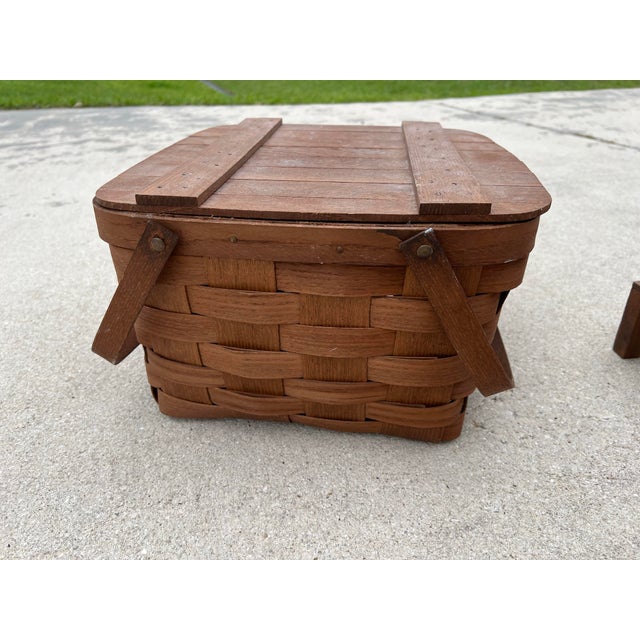 Charming vintage Splint Oak picnic basket. Similar to Longaberger. Can hold 2 pies. Markers mark shows that this was made...