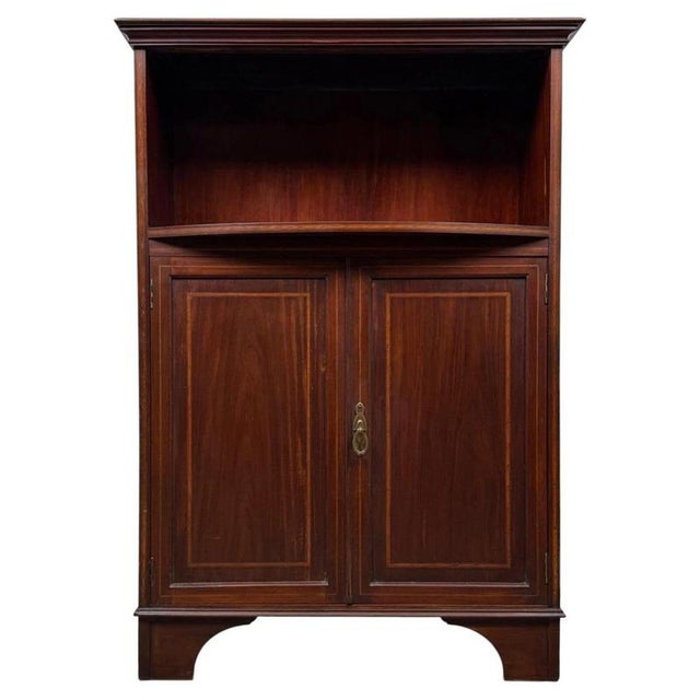 A beautifully crafted early 20th-century English Edwardian cabinet, finely constructed in mahogany and distinguished by...