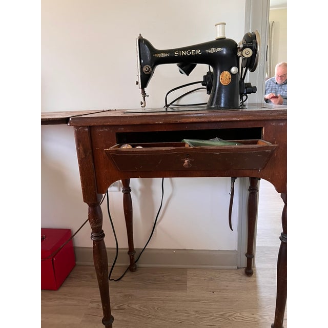 1930s Vintage 1930s Singer Electric Sewing Machine in Original Wooden Cabinet With Extension Leaf For Sale - Image 5 of 16