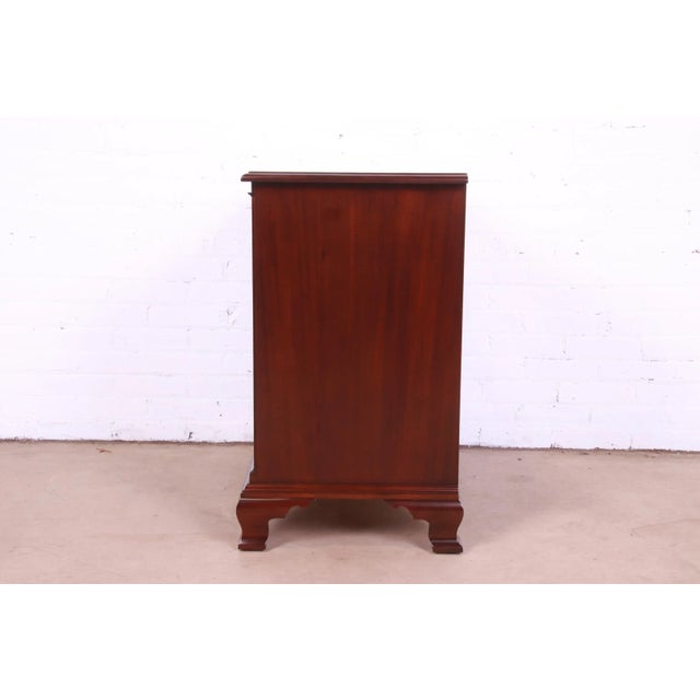 Stickley Colonial Williamsburg Georgian Mahogany Chest of Drawers, Newly Restored For Sale - Image 9 of 13