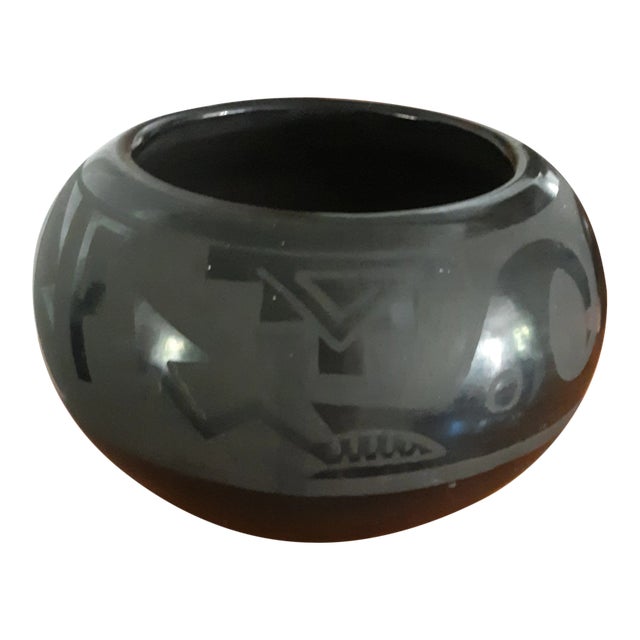 Santa Clara Black Pottery Bowl With Serpent, Signed Minnie For Sale