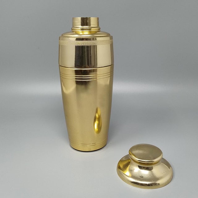 1970s Gorgeous elegant cocktail shaker in metal. Made in Italy. The item is in excellent condition. The shape of this...