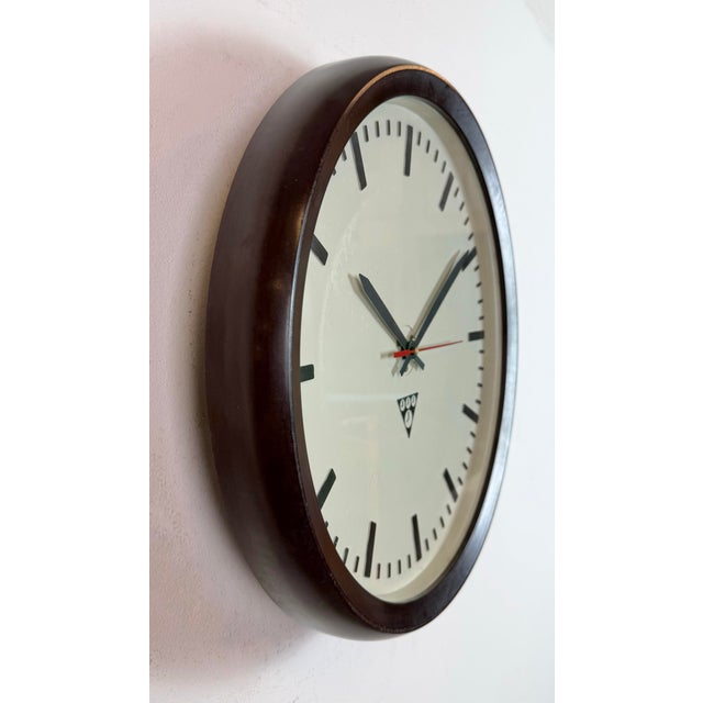 1970s Industrial Bakelite Factory Wall Clock from Pragotron, 1970s For Sale - Image 5 of 18
