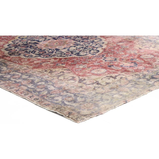 Distressed Vintage Turkish Sivas Rug with Romantic English Country Style 04'00 x 05'05. This distressed vintage Turkish...
