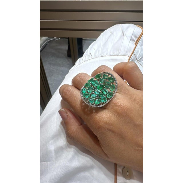 Set in 18k Gold, 9.55 Carats, Natural Zambian Emerald & Diamonds Cocktail Ring, Us Size 6 For Sale - Image 6 of 10
