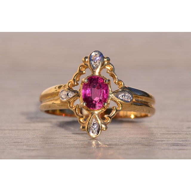 Dos Calle: Oval Ruby and Filigree Ring with Natural Diamonds in Yellow Gold For Sale - Image 9 of 11