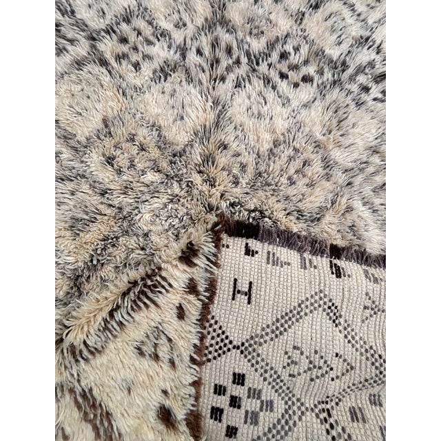 Large Vintage Moroccan Beni Ouarain Marmoucha Rug – Hand Knotted Berber Wool Carpet – Ivory Tribal Atlas Rug For Sale - Image 12 of 12