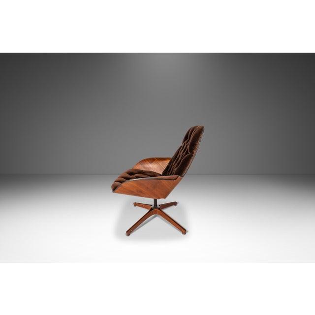 Wood Rare Set of Two (2) Mid-Century Modern "Mrs." Lounge Chairs in Walnut & Velvet by George Mulhauser for Plycraft, Usa, C. 1960s For Sale - Image 7 of 18