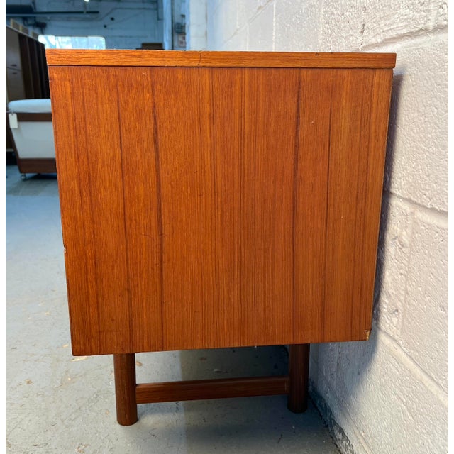 Mid 20th Century Modern Teak Server by Elliotts of Newbury For Sale In New York - Image 6 of 13