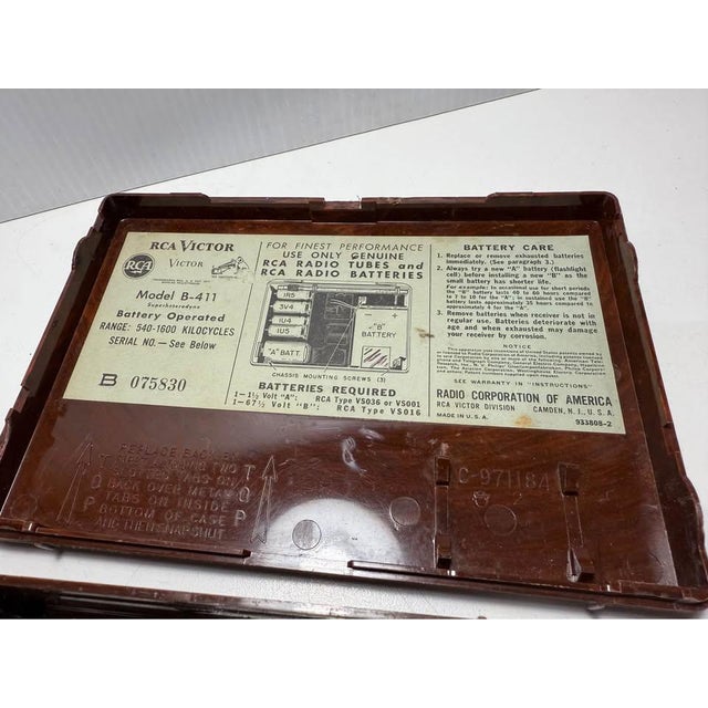 1950s Vintage 1950s Rca Victor B-411 Portable Tube Radio | Atomic Mid-Century Decor | Untested For Sale - Image 5 of 9