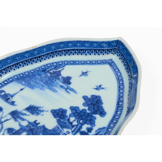 Mid 19th Century Chinese Export Blue and White Leaf-Shaped Dish For Sale - Image 4 of 5