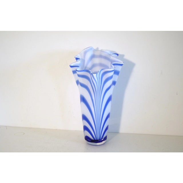 1990s Vinatge Murano Style L Swirl Ruffled Handkerchief Vase For Sale - Image 5 of 5
