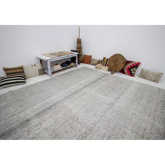 Vintage Modern Turkish Gray Rug- 8′10″ × 15′1″ For Sale In Los Angeles - Image 6 of 7